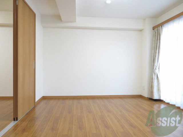 居室・リビング　リビングはこんな感じです。窓が大きくてよく陽が入ってきます。