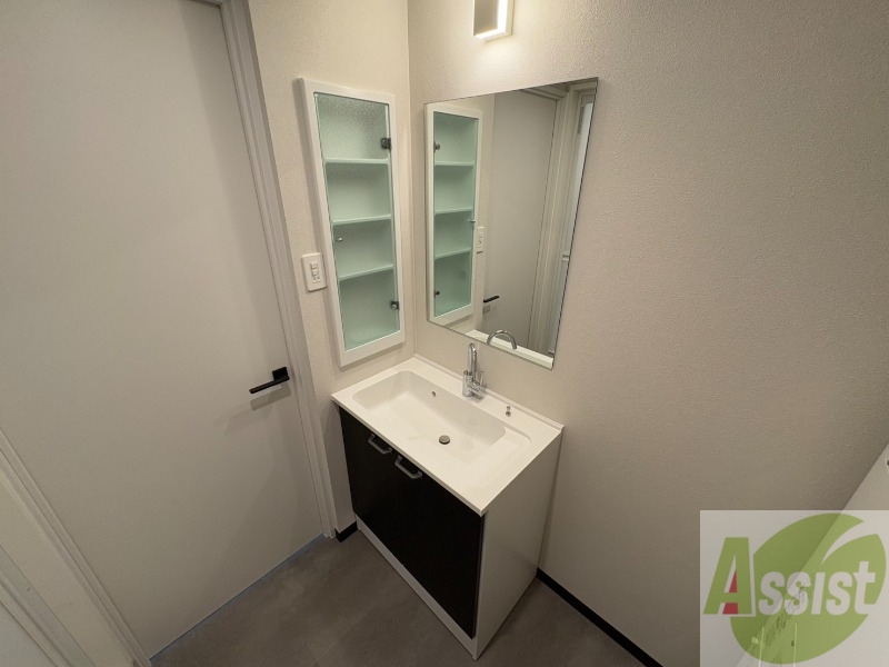 洗面設備　収納も豊富で使い勝手の良い洗面化粧台です。