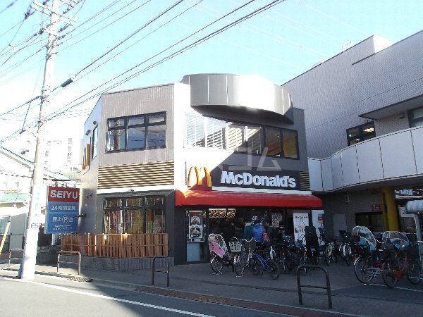 飲食店　マクドナルド 北綾瀬西友前店（飲食店）まで909m