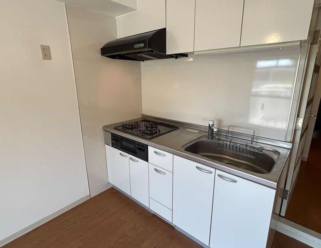 キッチン　3口ガスコンロ付きのシステムキッチン