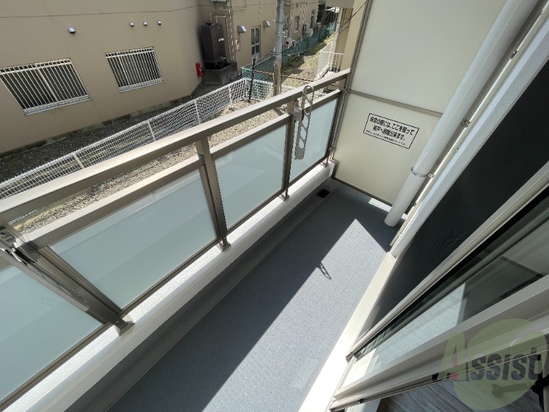 バルコニー　バルコニーはこんな感じで洗濯物も干せるスペースがありました。