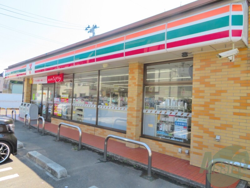 コンビニ　セブンイレブン柏木店（コンビニ）まで704m