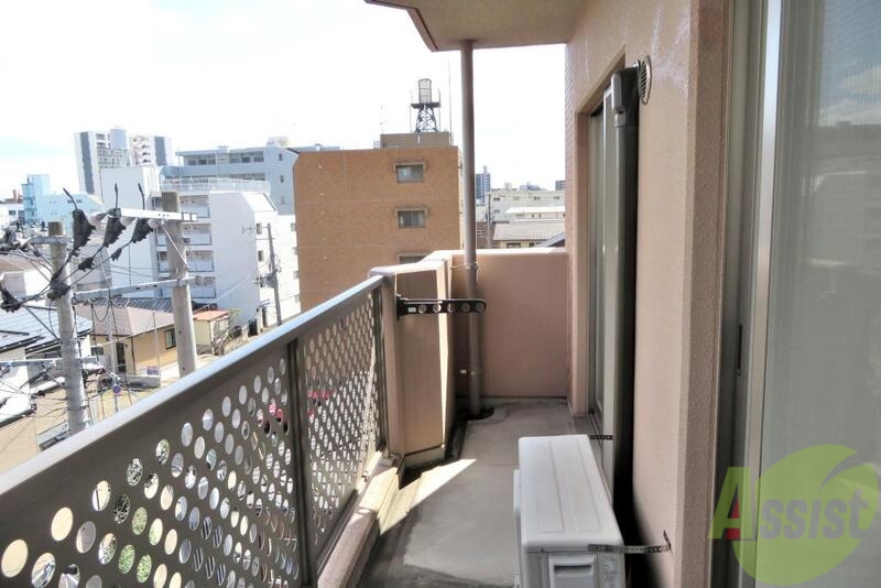 バルコニー　お天気の良い日は布団も干せてポカポカですね。