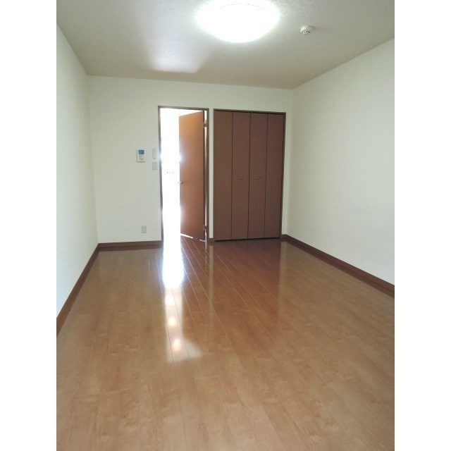 居室・リビング　フローリング仕様の綺麗な室内です。