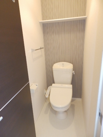 トイレ　落ち着いた色調のトイレです