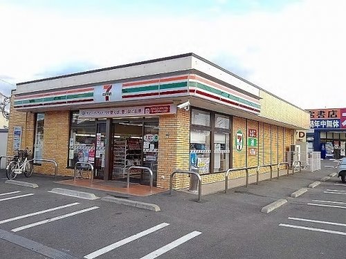 コンビニ　セブンイレブン（コンビニ）まで240m