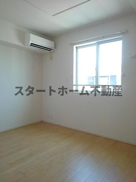 その他部屋・スペース　開放的な寝室です