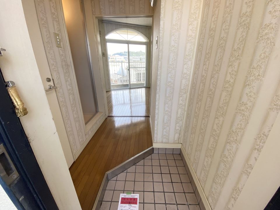 玄関　玄関から見た室内