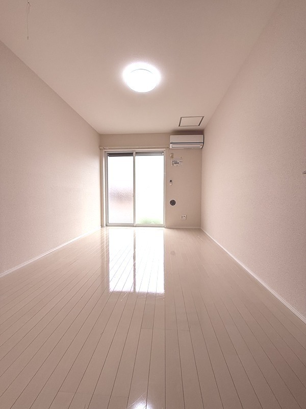 居室・リビング　ホワイト基調のキレイなお部屋です