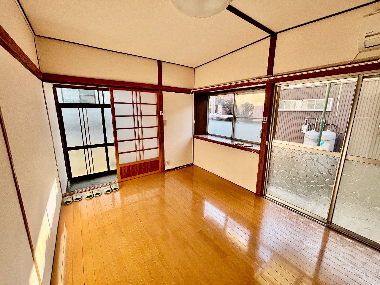 居室・リビング　洋室部分・日当たり良好です♪フローリングもきれいです◎