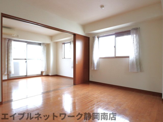 居室・リビング　こちらの居間で趣味の時間をお楽しみください