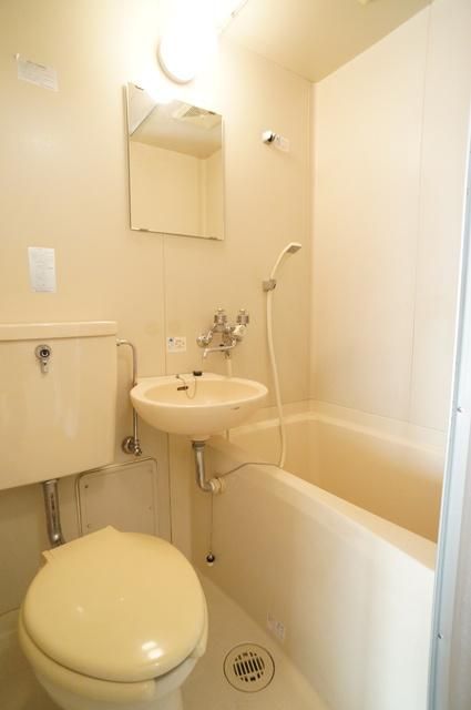 バス・シャワールーム　丸洗いできてお掃除らくらくの3点ユニットバスです！