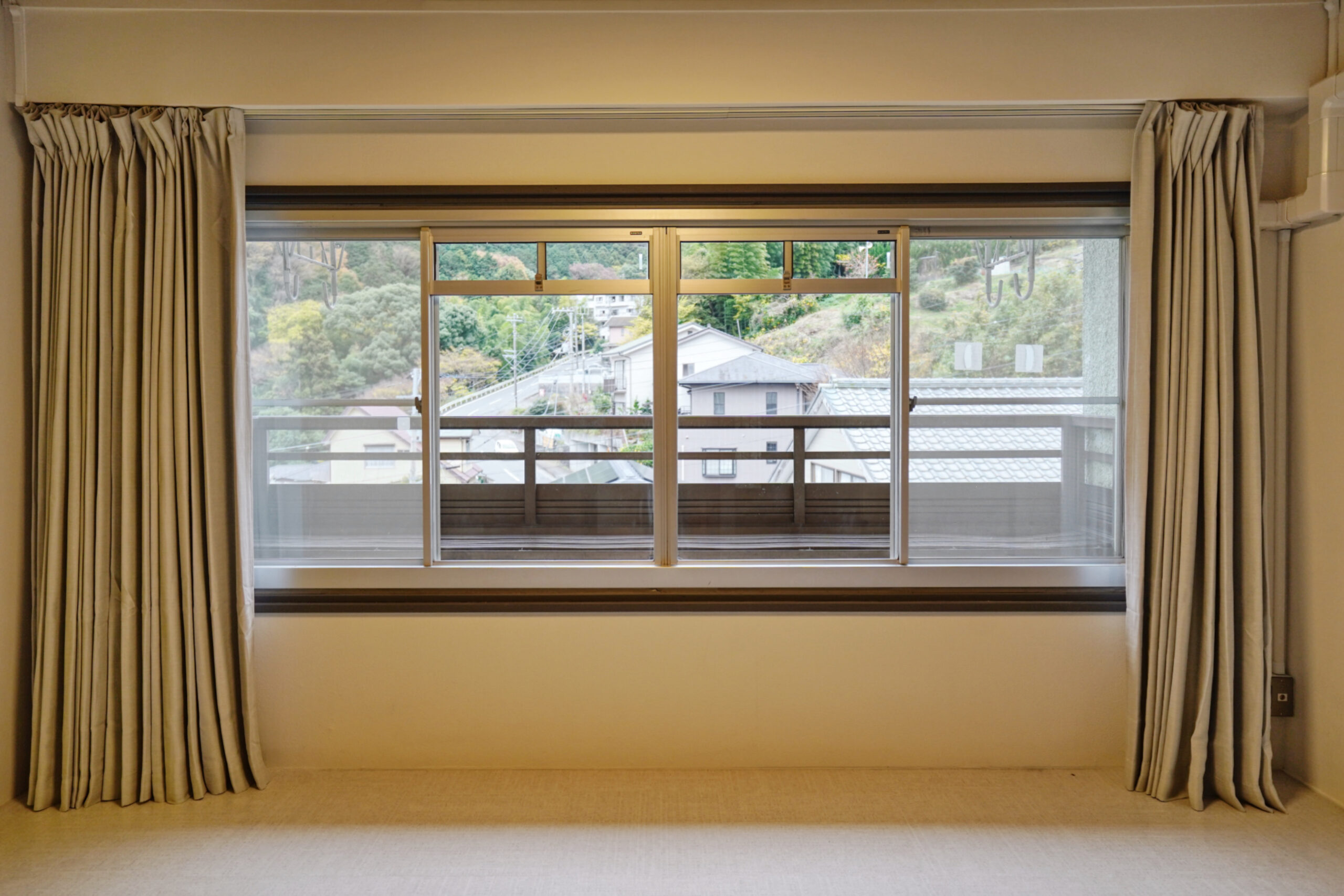 居室・リビング　窓が大きく採風ばっちりです