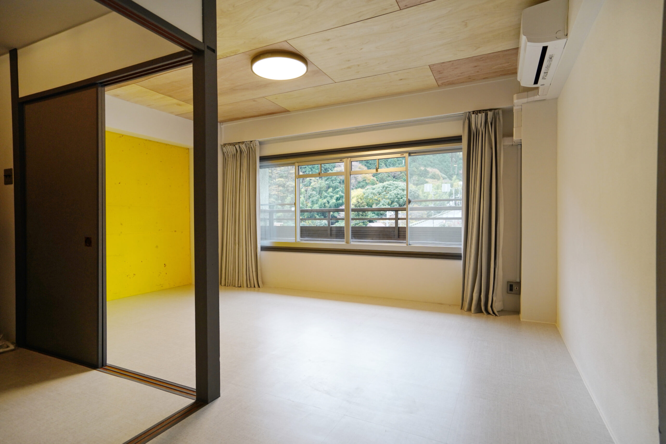 居室・リビング　手前の洋室の引き戸を開ければ解放感抜群です