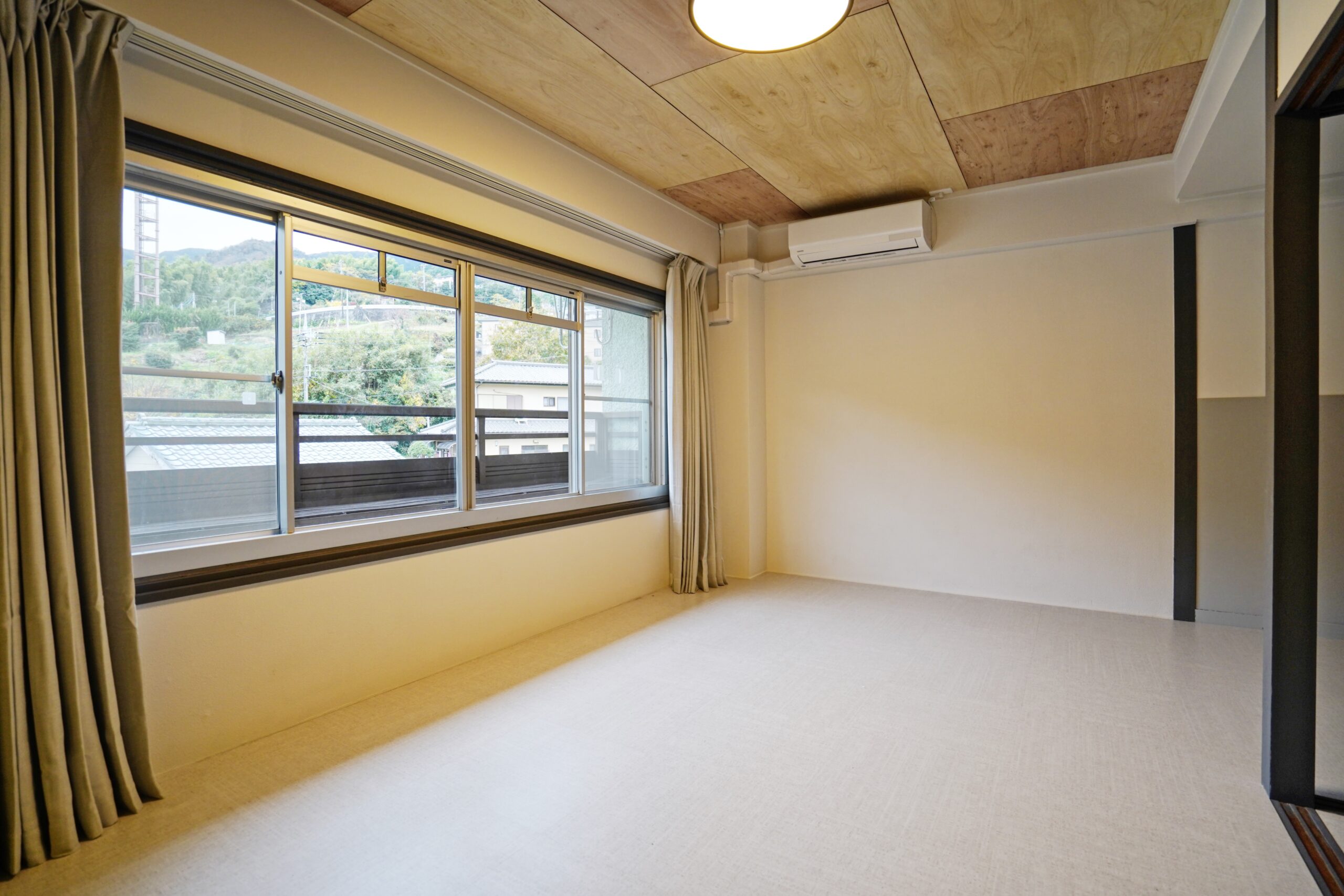 居室・リビング　白い床と天井の木目、腰壁と建具のグレー射し色の黄色がおしゃれ