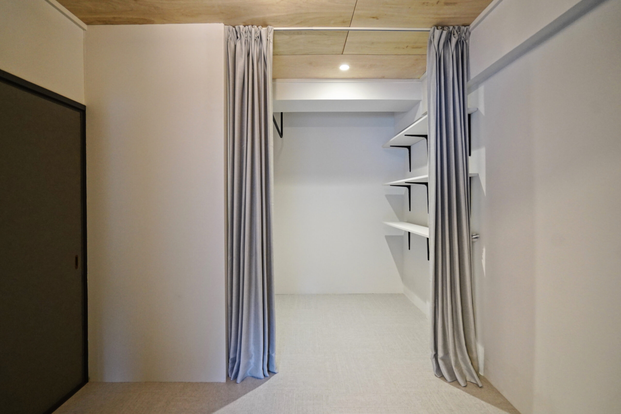 収納　棚が３段、アイアンバーはハンガーが掛けられる様になってます