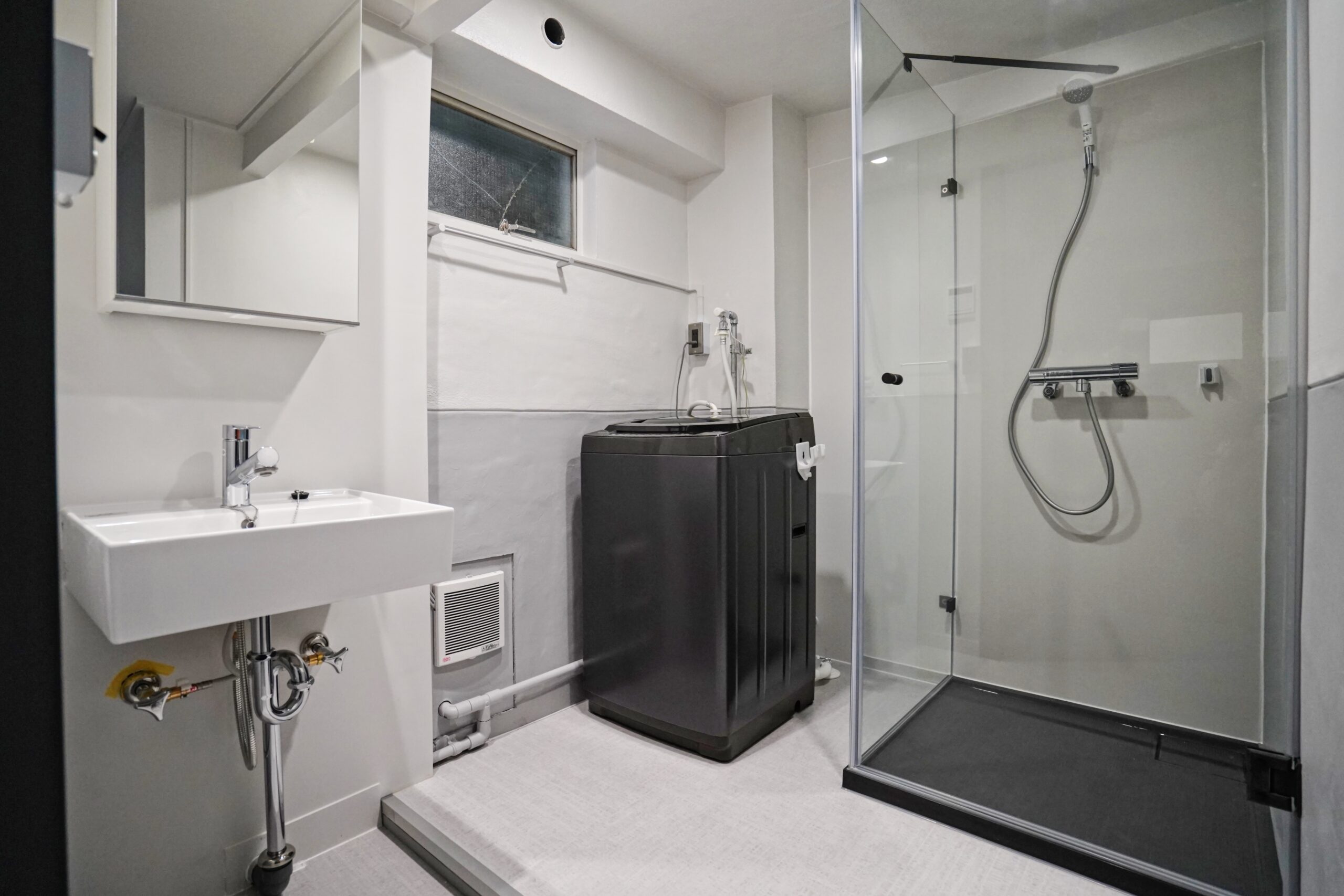 バス・シャワールーム　室内洗濯機置場とシャワールームに洗面台があります