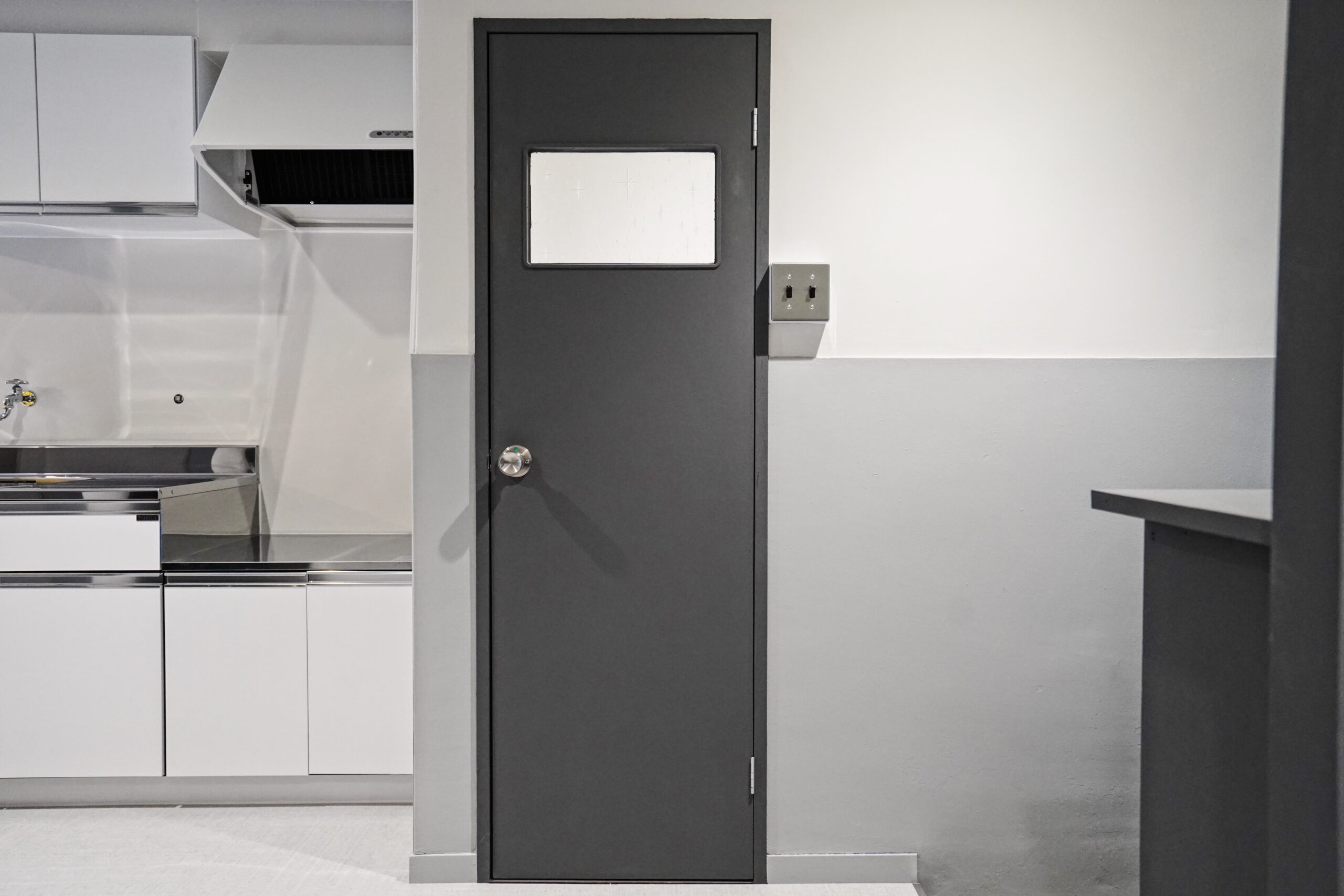 その他部屋・スペース　ダークグレーのガラス入りドアがかっこいい