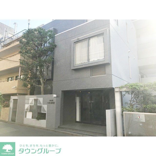 建物外観　エントランス、左門扉は屋内ごみ置場（24時間可）