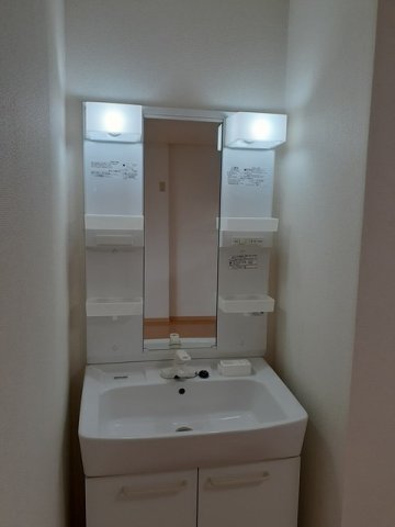 洗面設備　明るい洗面所です