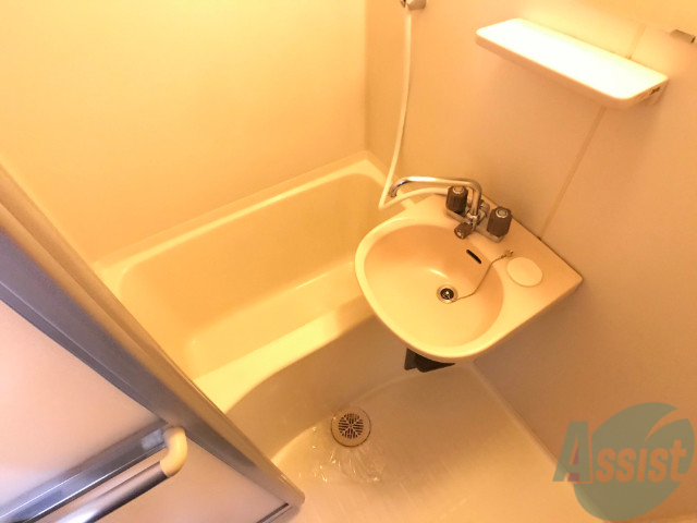 バス・シャワールーム　浴室は狭すぎず、シャワーも浴びやすそうです。