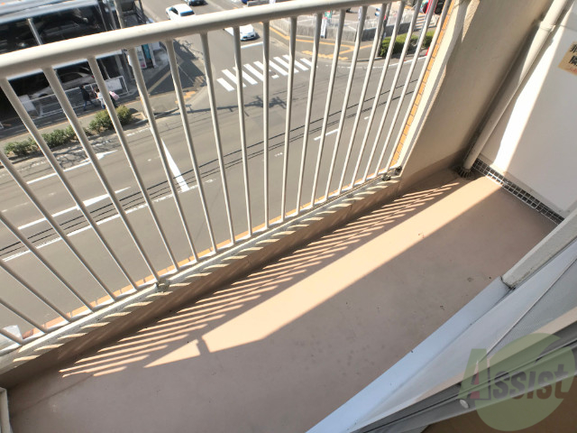 バルコニー　バルコニーは洗濯物を干すのに十分な広さがありますね。