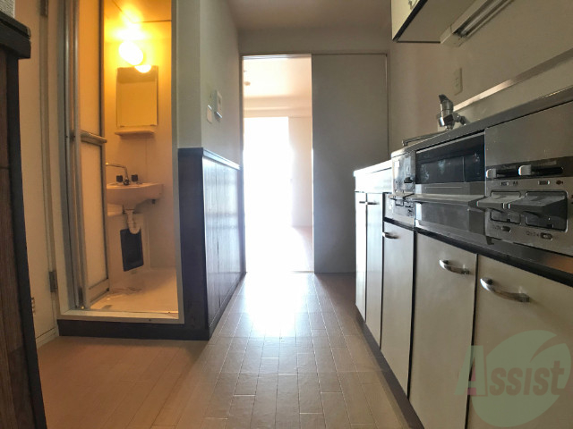 玄関　玄関からの様子です。６帖の洋室に繋がっています。