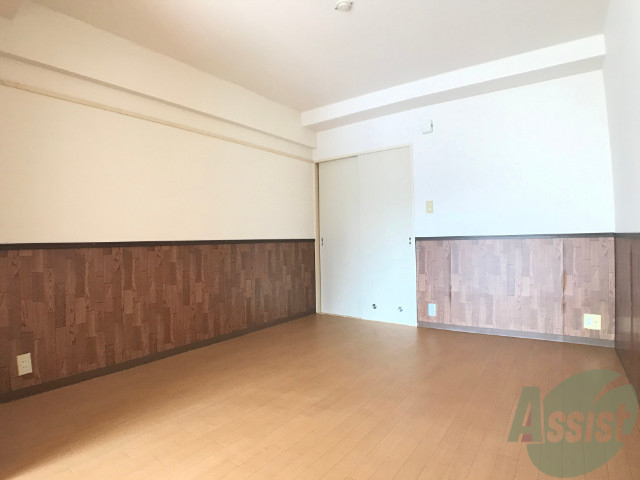 居室・リビング　６帖の洋室です。フローリングがきれいですね。