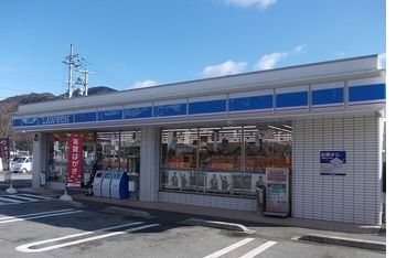 コンビニ　ローソン山崎城下町店（コンビニ）まで850m