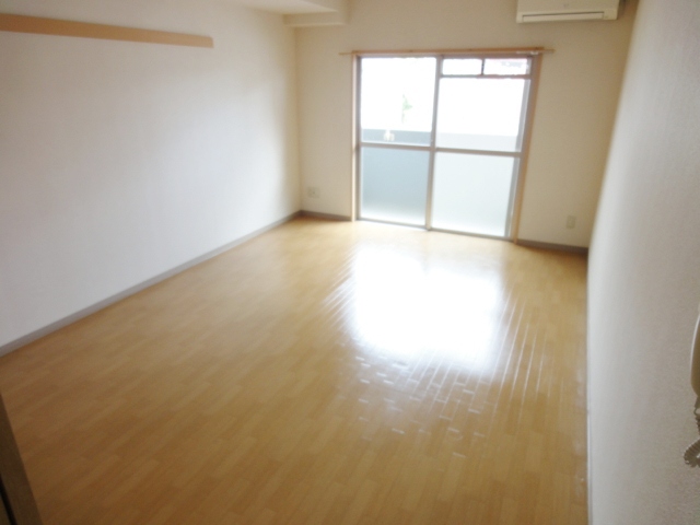 居室・リビング　同物件別号室の写真