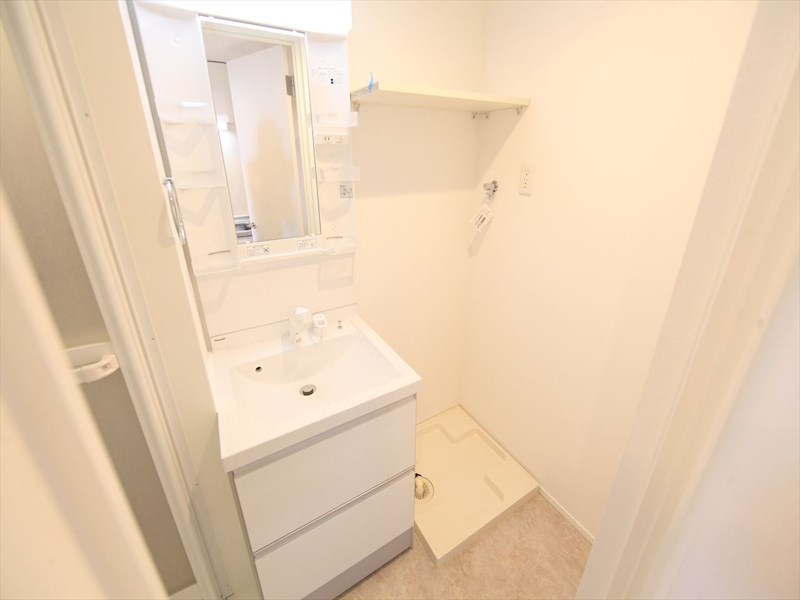 洗面設備　脱衣所　独立洗面台（シャンプードレッサー付）収納スペース有