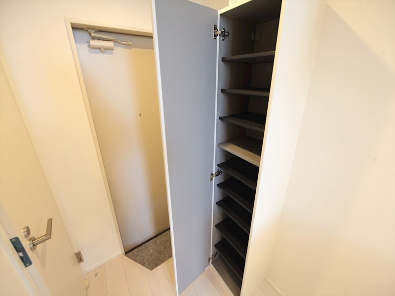 玄関　玄関　シューズボックス付（収納充実してます）