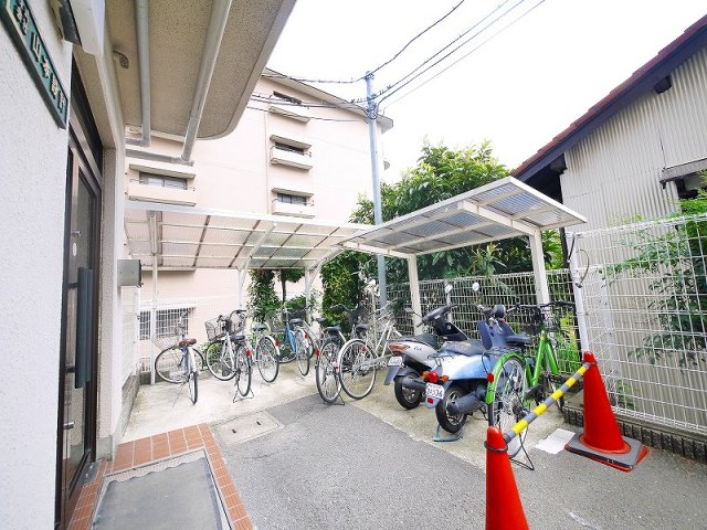 その他共有部分　屋根付き自転車置き場完備です