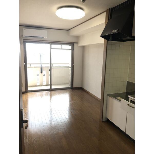 居室・リビング　６帖の居室が隣接する７．５帖のリビング♪