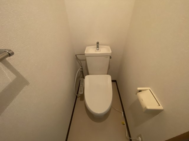 トイレ　温水洗浄便座付きのトイレです♪