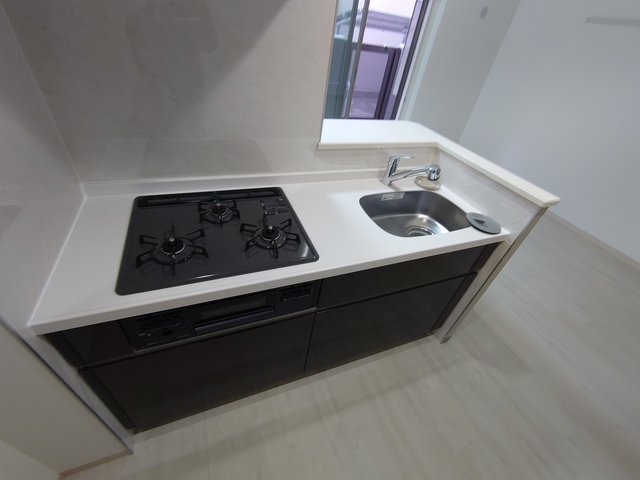 キッチン　3口ガスコンロ付きのカウンターキッチンです。