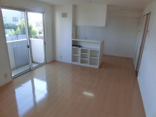 居室・リビング　１４帖の広々ＬＤＫ　２面採光