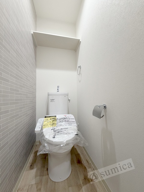 トイレ　人気アイテムの温水洗浄便座。清潔感のあるトイレです。