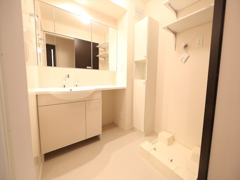 洗面設備　脱衣所　独立洗面台（シャンプードレッサー付）収納スペース有