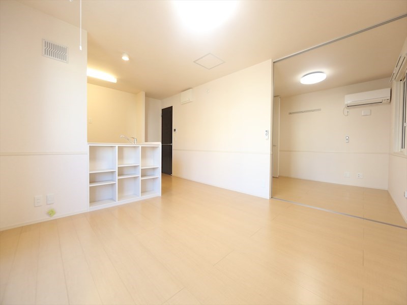 居室・リビング　ＬＤＫ12.9帖　カウンターキッチン　エアコン完備