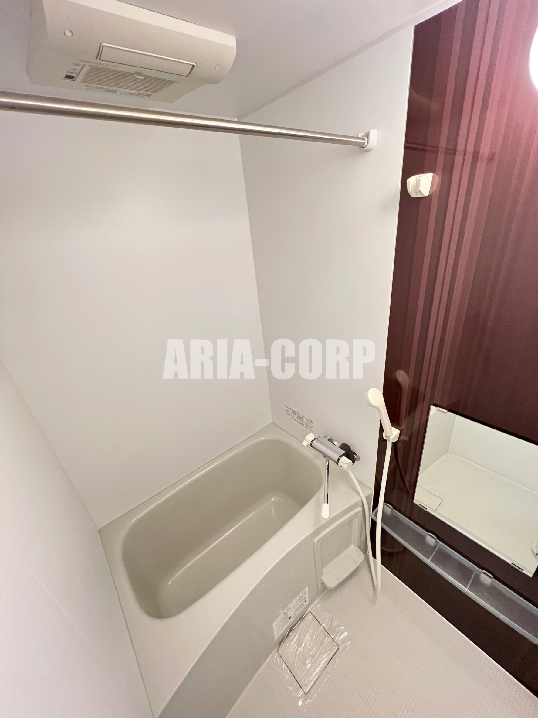 バス・シャワールーム　浴室乾燥付。カラーパネル採用でお洒落なバスルームです。