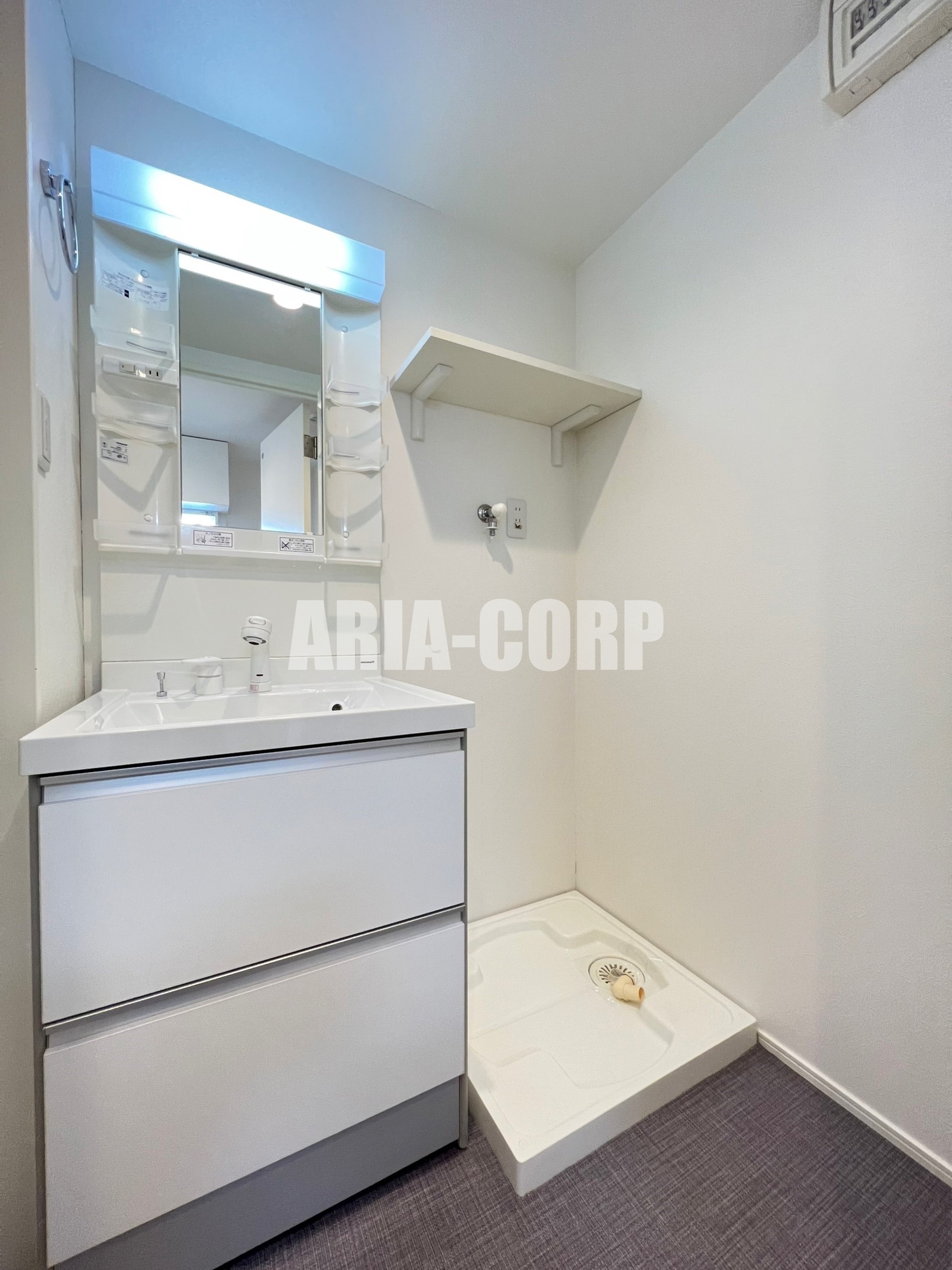 洗面設備　ゆとりある脱衣所スペース！独立洗面台付きです！