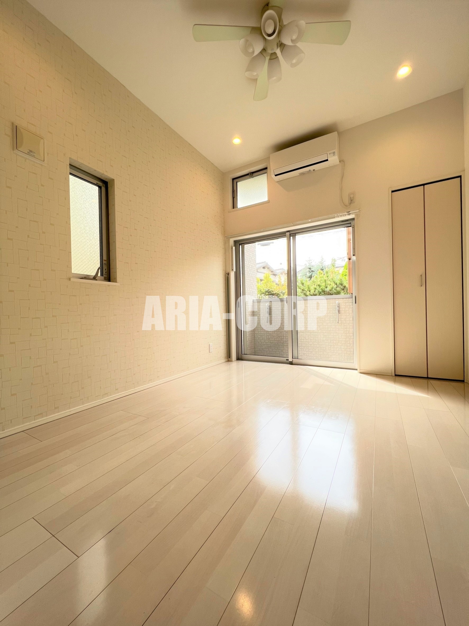 居室・リビング　天井高のある開放的な空間！デザイナーズ仕様でお洒落な室内！