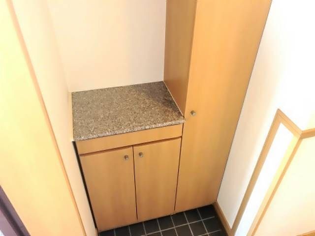 玄関　下駄箱付き