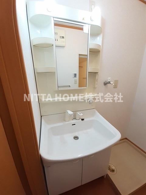 洗面設備　シャワー付きの洗面化粧台もありますよ★