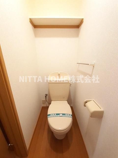 トイレ　上にはトイレットペーパーなどをストックできる棚がついています