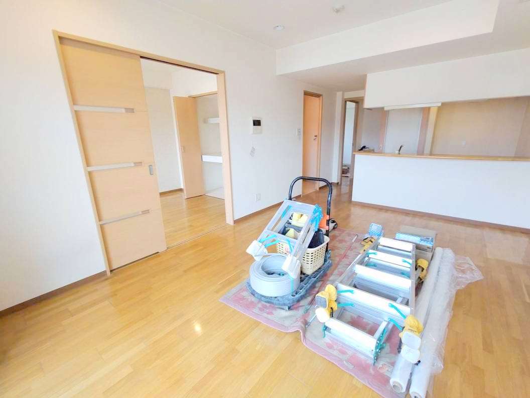 居室・リビング　内装中で、これから綺麗になります！