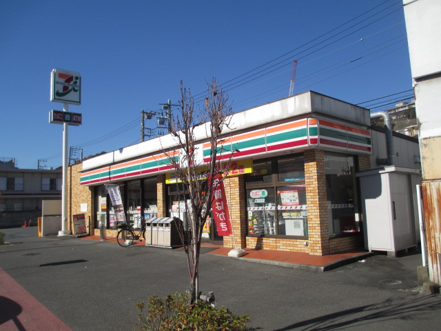 コンビニ　セブンイレブン横浜根岸3丁目店（コンビニ）まで297m