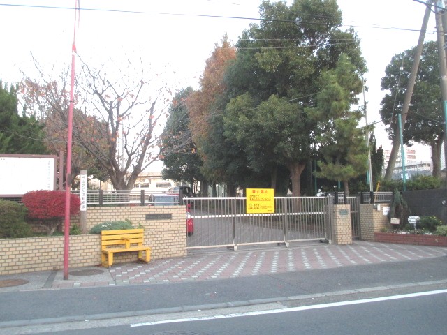 小学校　横浜市立根岸小学校（小学校）まで963m