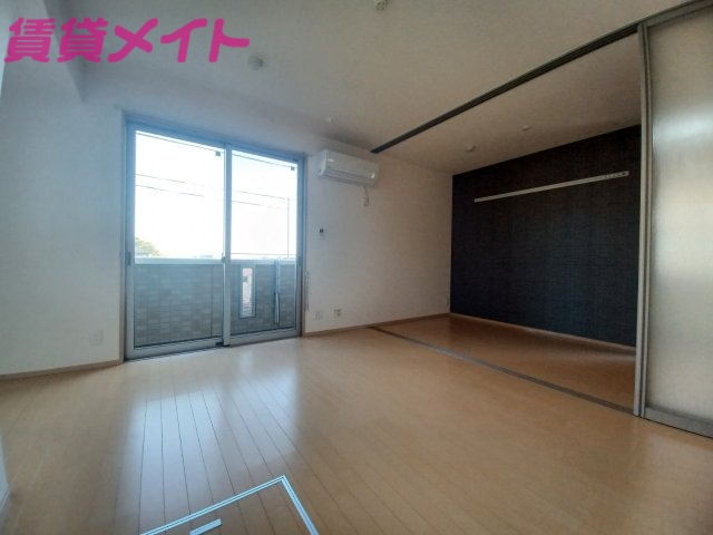 居室・リビング　同物件別部屋写真
